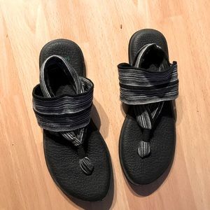 Sanuk yoga sling sandle size 9